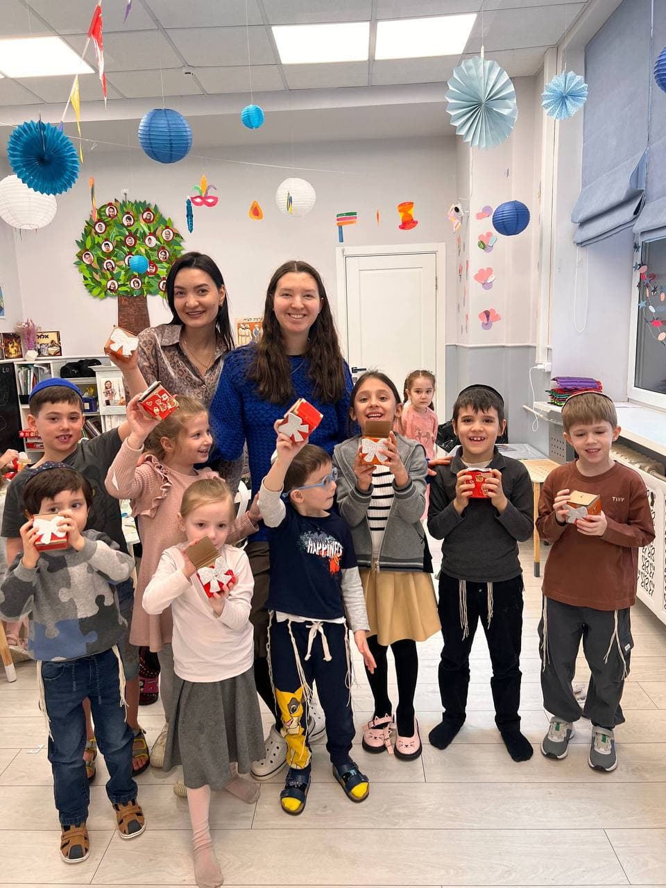 Дети и вожатые показывают поделки после занятия