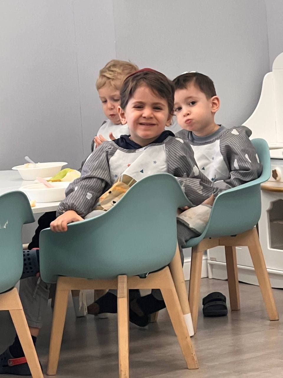 Дети сидят за столом и общаются во время занятия