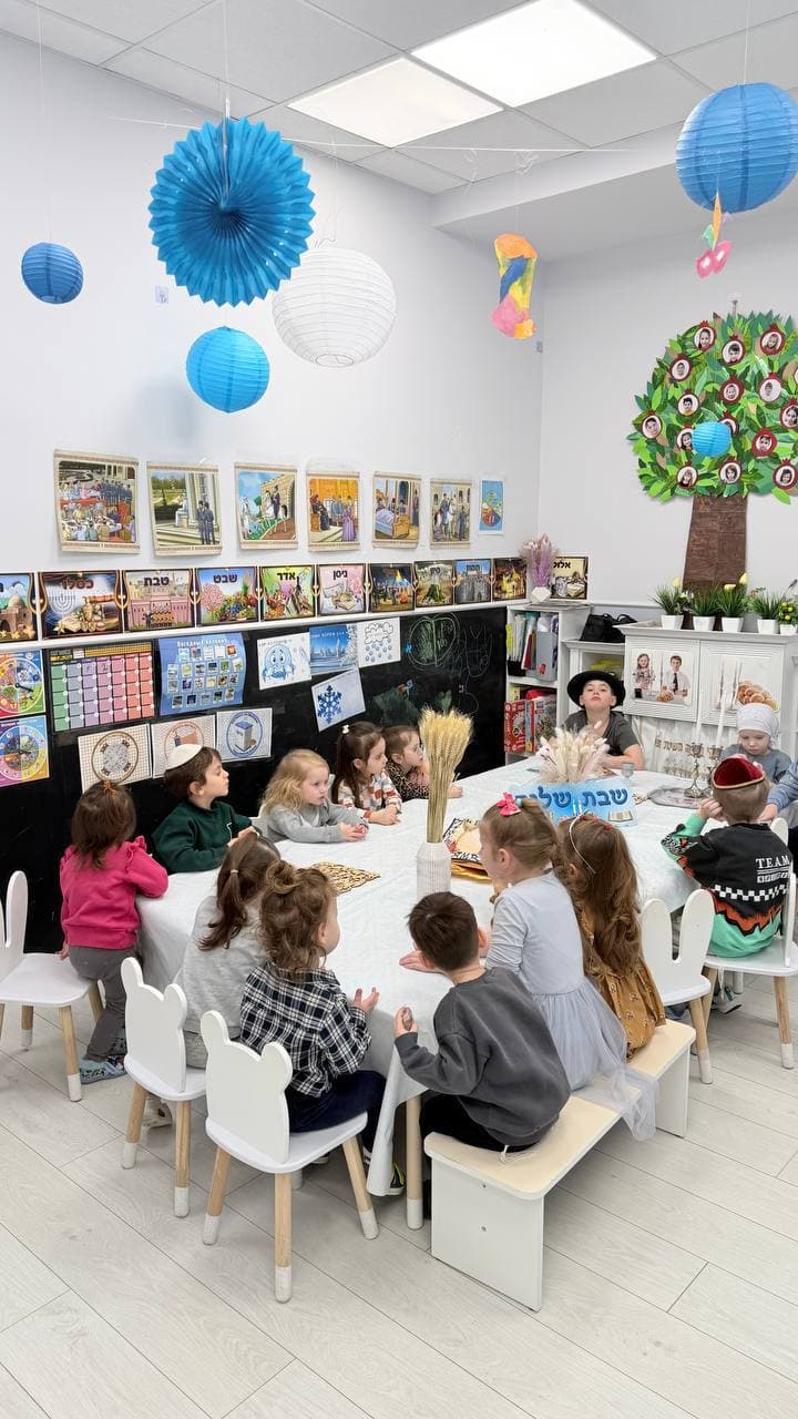 Дети и педагог на круговом занятии в украшенном классе