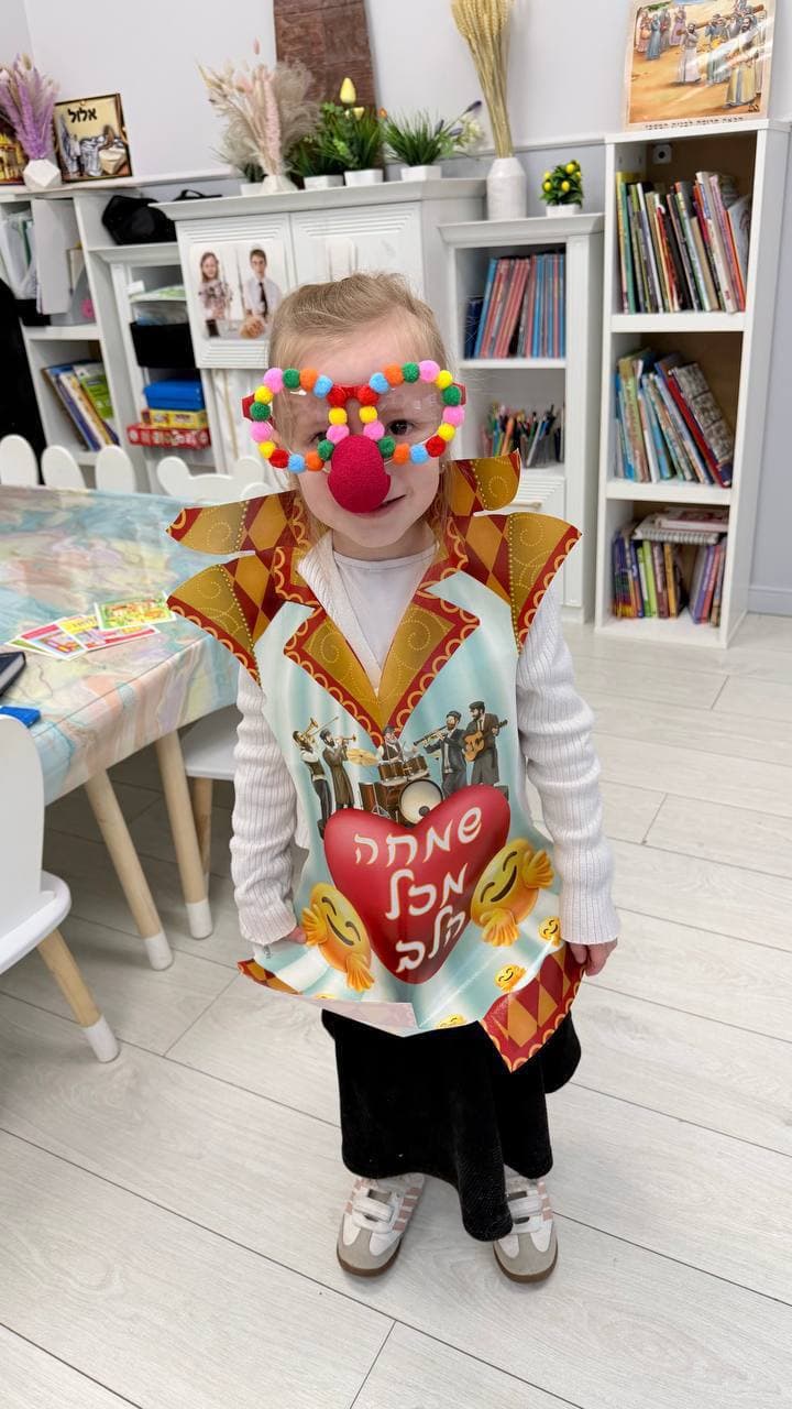 Ребёнок в сценическом костюме во время творческого дня