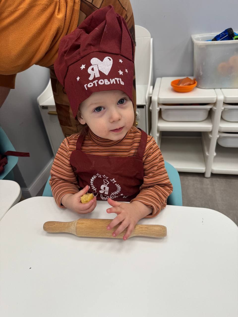 Ребёнок в кулинарном фартуке на мастер-классе