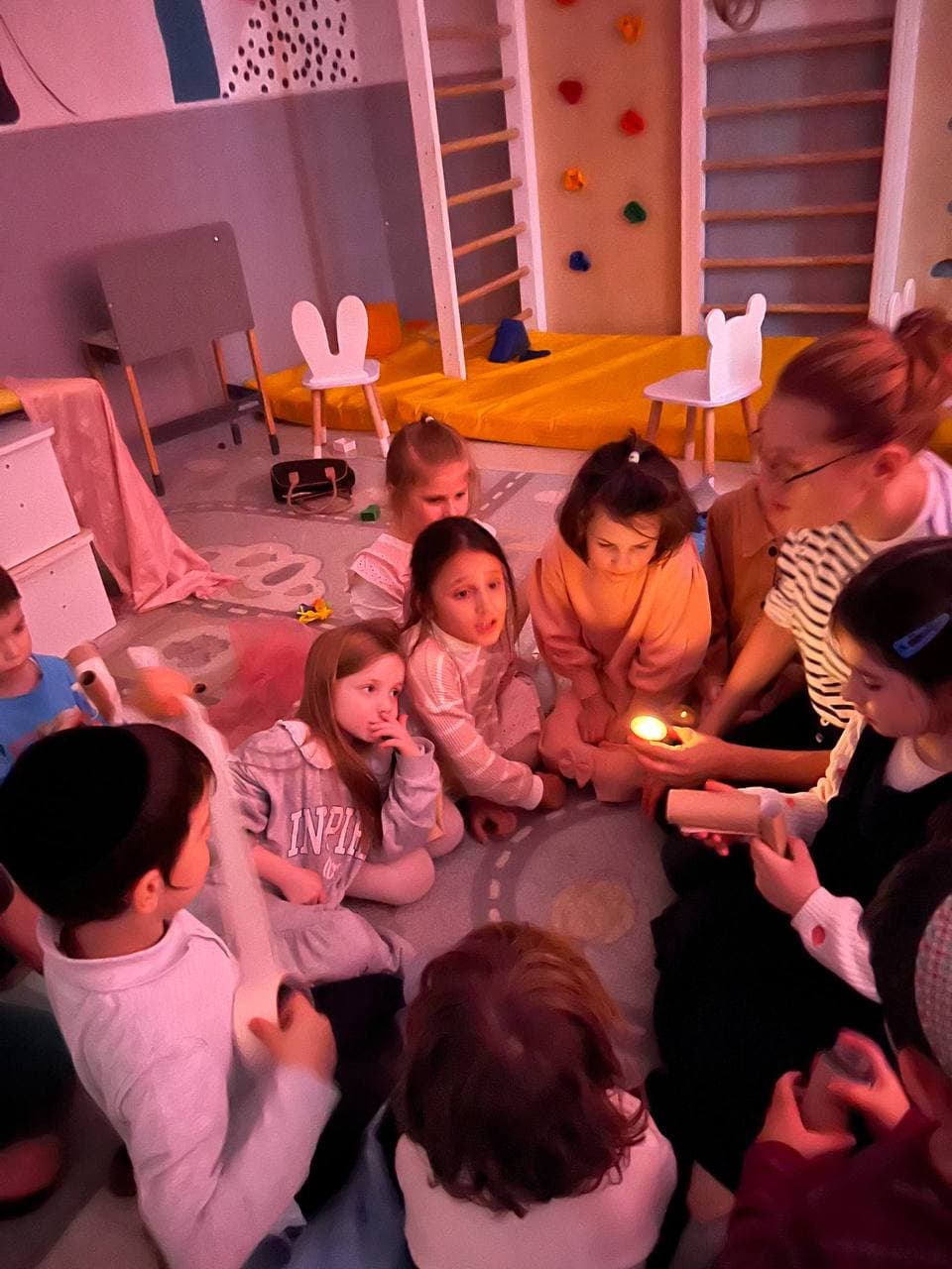 Дети в кругу во время спокойной вечерней активности