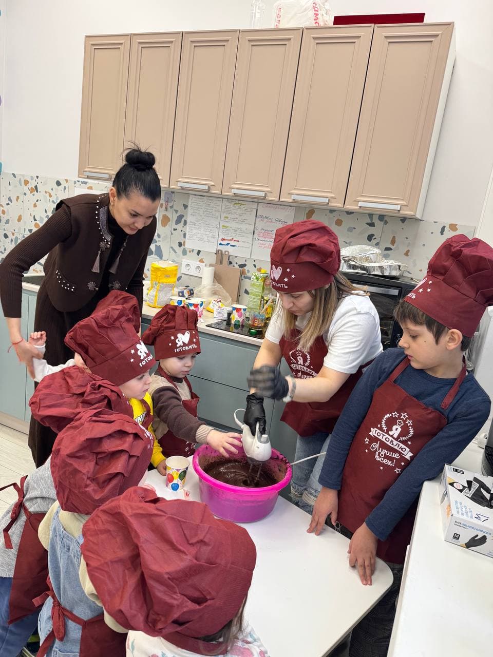 Педагог проводит кулинарный мастер-класс с детьми