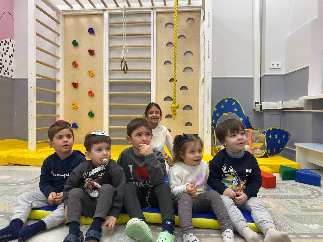 Радостные дети на фоне карты мира